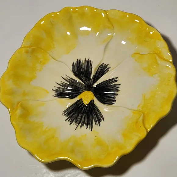 INT. Yellow Violet Flower Shaped Trinket Dish - Picture 1 of 4